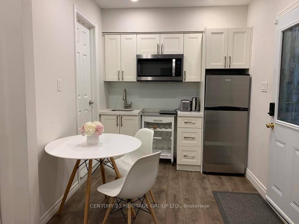 Furnished Bachelor Unit Maple Bright and furnished bachelor unit located in a quiet, family friendly neighborhood in Maple.