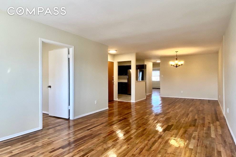 Bright and sunny 3 BR 1. 5 baths Apartment on the 3rd floor of a charming townhouse in L.