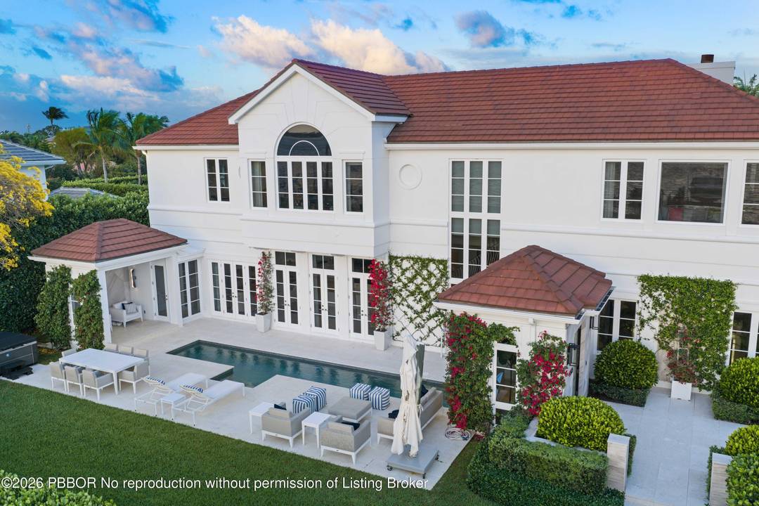 IMPRESSIVE 100 FT WATERFRONT ESTATE WITH PRIVATE DOCK, BRAND NEW 60, 000 LB BOAT LIFT ACCOMMODATES UP TO A 53 FT VESSEL amp ; 2 OVERSIZED JET SKIS, AND 4 ...