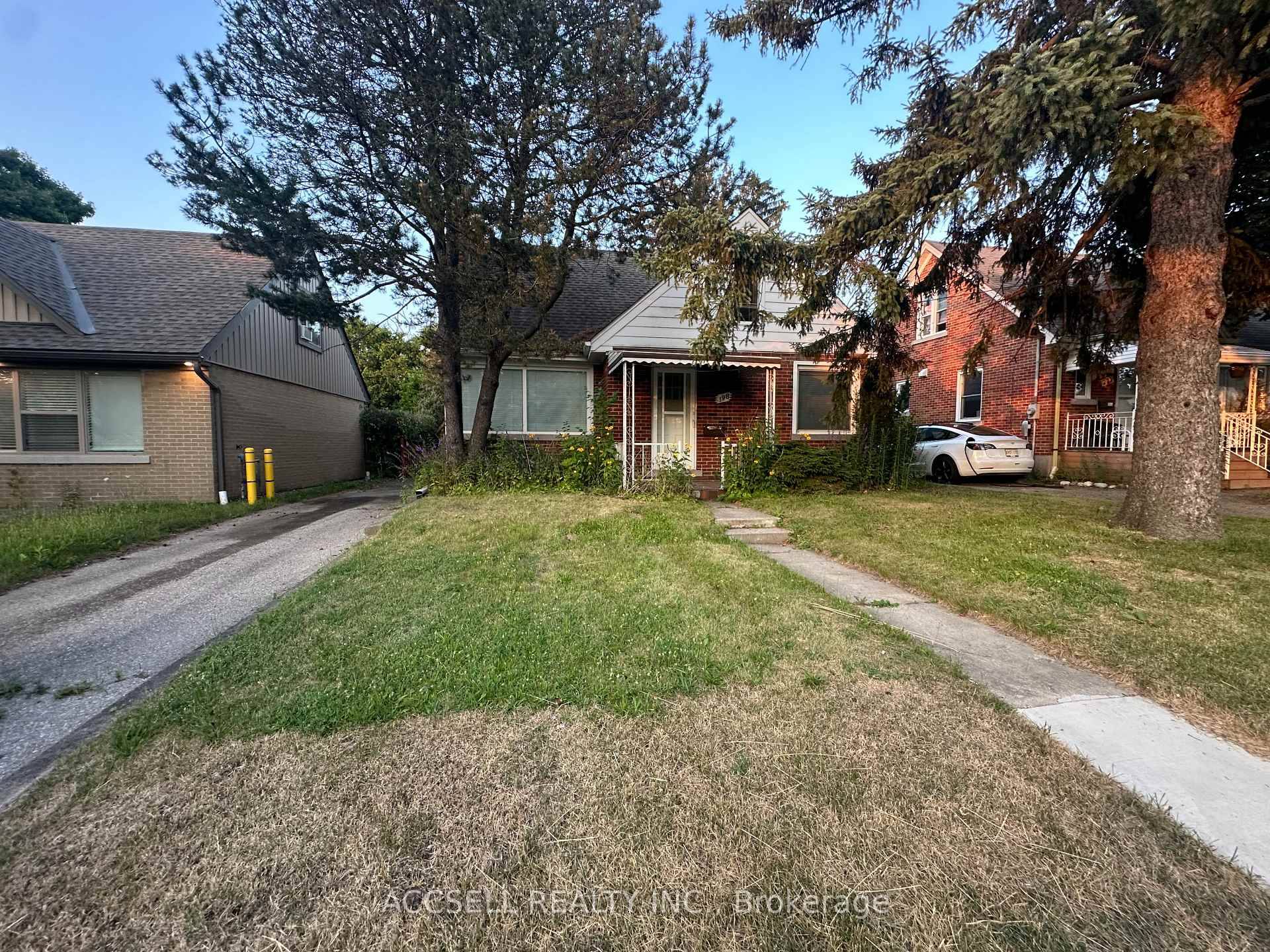 Welcome to 198 Highland Road East, a charming detached home brimming with opportunity.