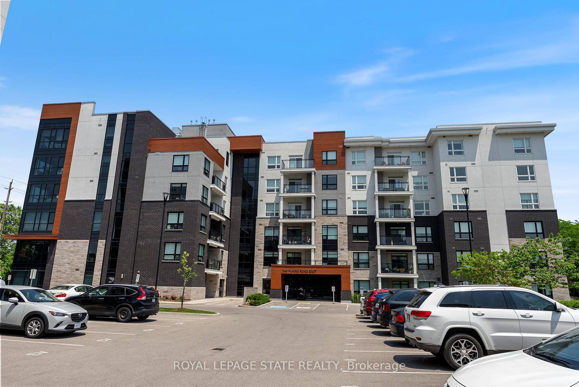 Located in the heart of Central Aldershot, this stylish condominium offers the perfect blend of comfort and convenience.