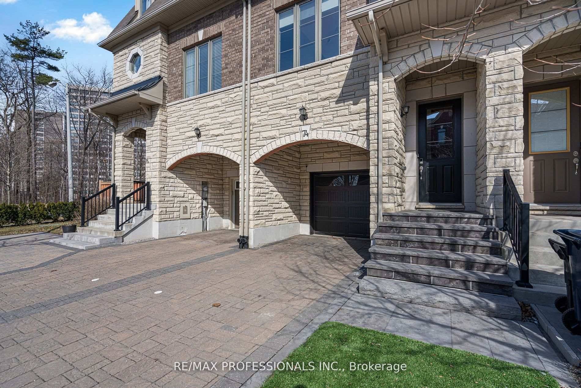 Luxury 3 Bedroom townhouse, beautifully renovated with a fantastic extra large private backyard Oasis includes a wet bar.