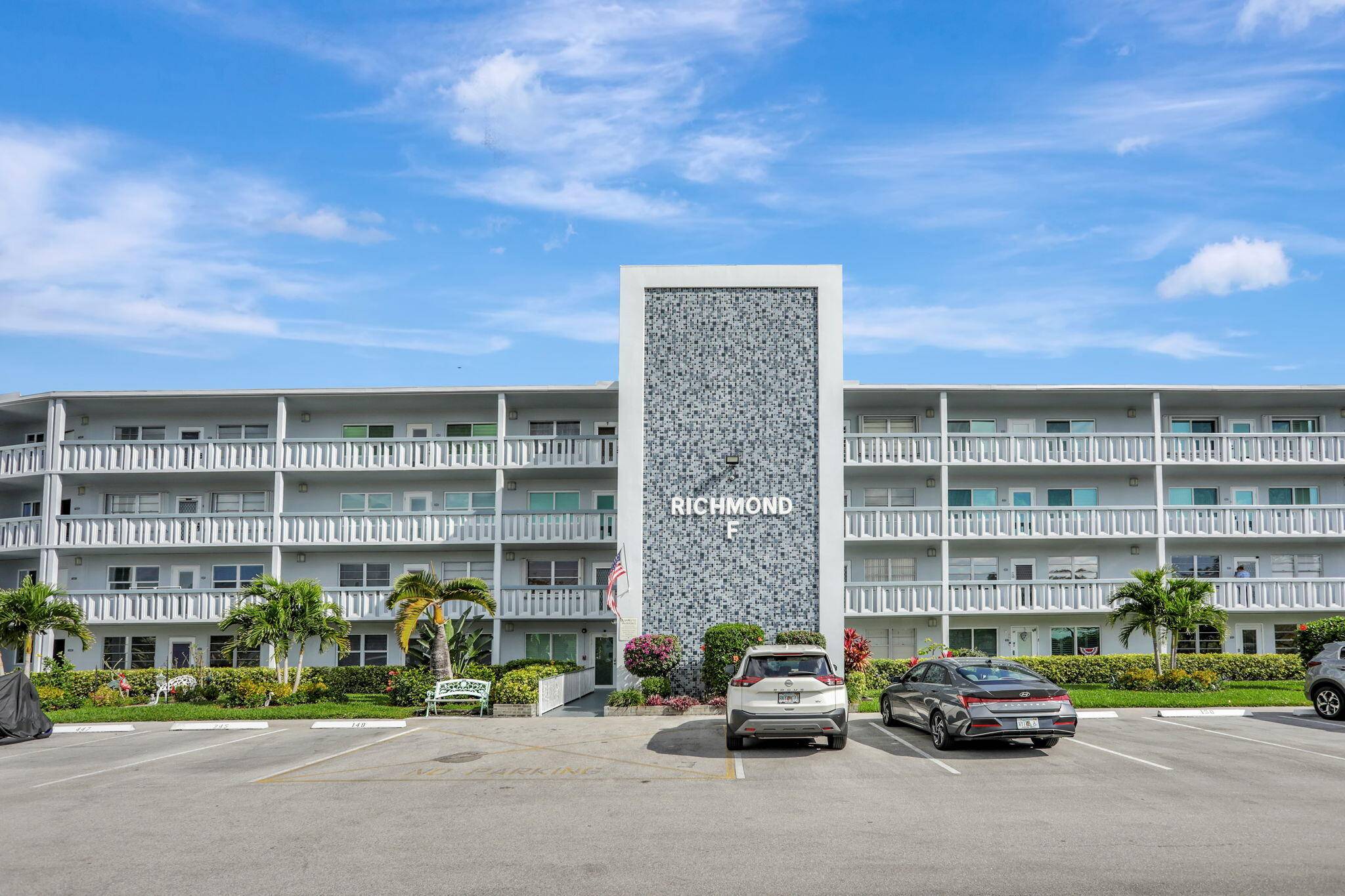 Fantastic 1st floor unit located in the sought after building of Richmond F.
