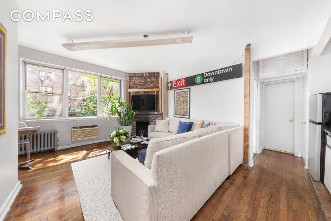 A true West Village gem, this spacious one bedroom sits at the corner of Hudson and Barrow Streets.