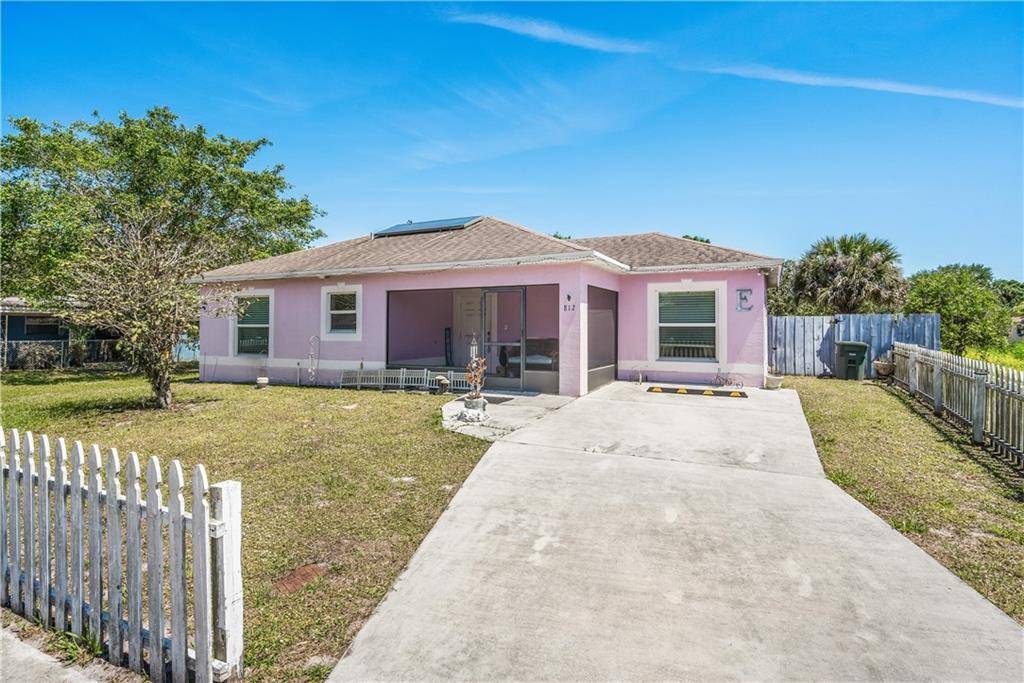 Surrounded by a white picket fence, this 2 bedroom CBS home is situated on a large double lot, perfect for enjoying peace and quiet !