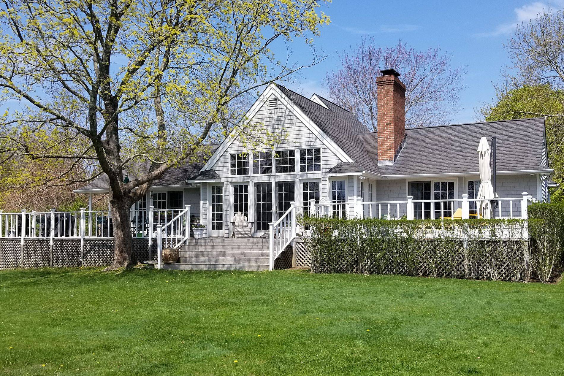 This three bedroom, two bath cottage offers Heady Creek and inlet views.
