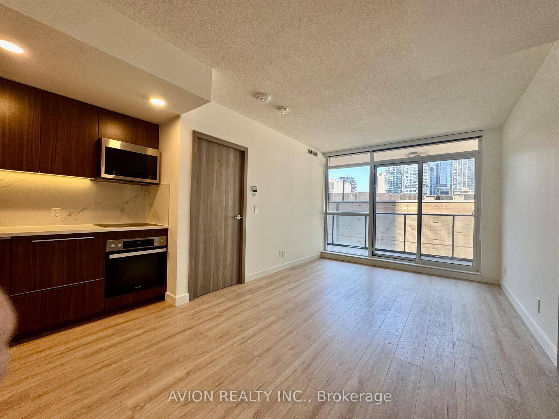 Located In The Heart Of The Entertainment District And Toronto's Tech Hub, This Beautiful And Modern 2 Bedrooms amp ; 2 Bathrooms Unit Has Total 865 Sq Ft 698sf 167 ...