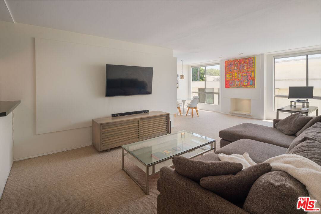 927  N Kings Rd 1BR Sunset Strip La