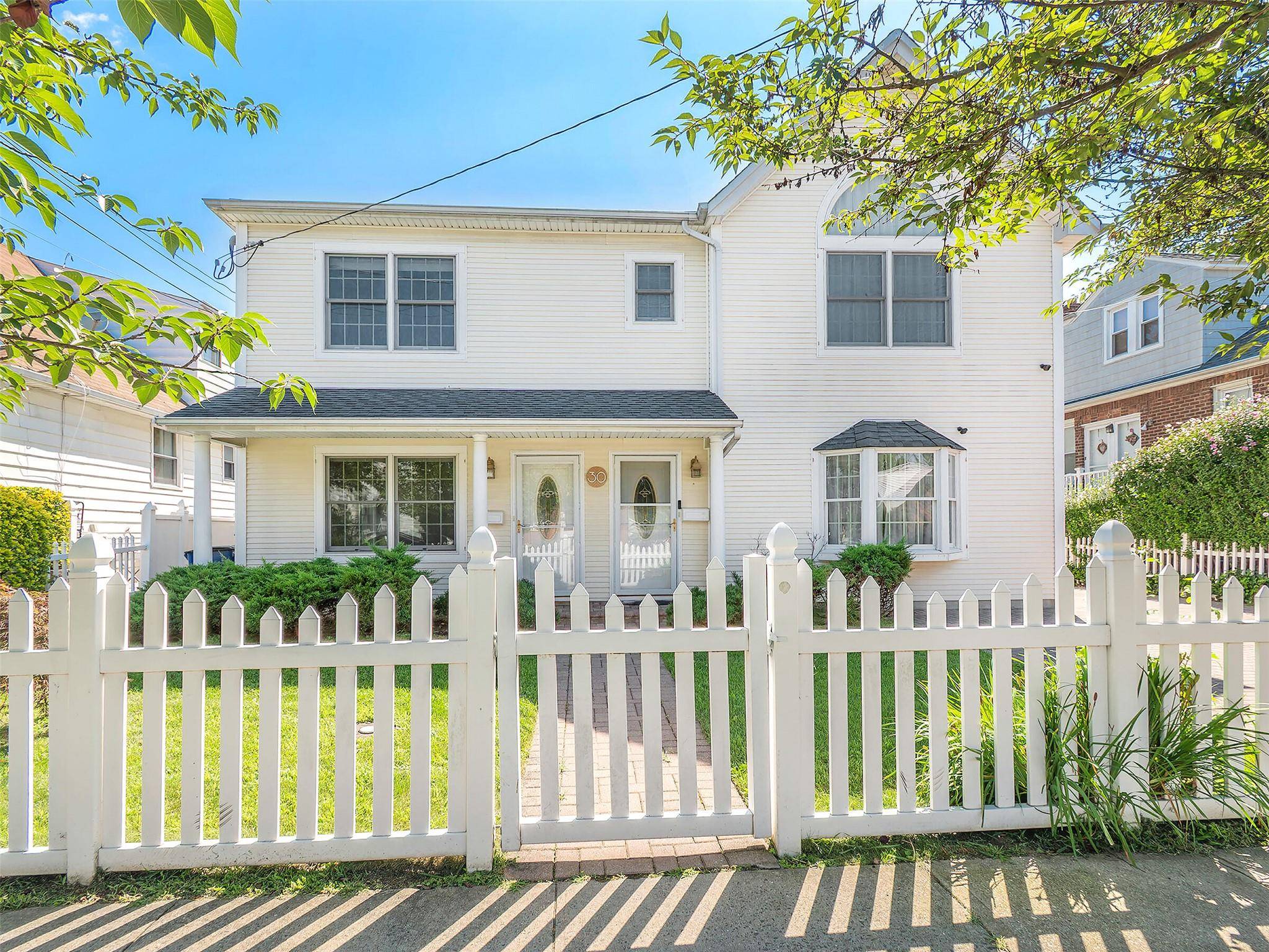 This spacious duplex features living room, dining room, kitchen amp ; full bath on the main level.