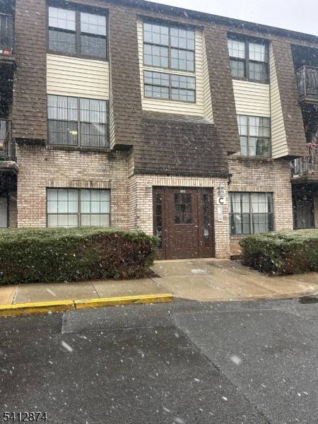 Beautiful and well maintained condo located in the desirable North Area of Elizabeth !