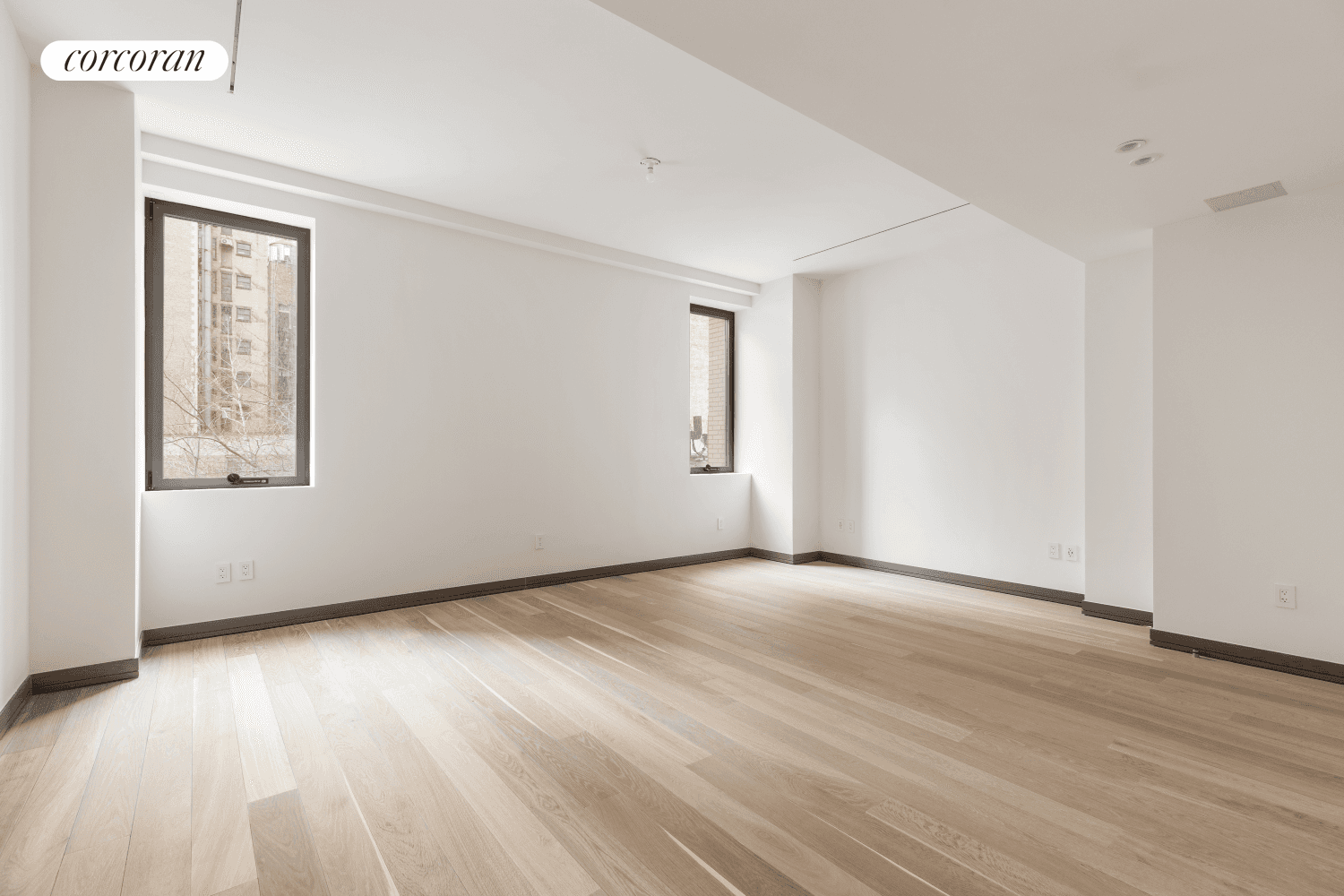 IMMEDIATE OCCUPANCY ! This large studio residence features 10' ceilings and a western exposure.