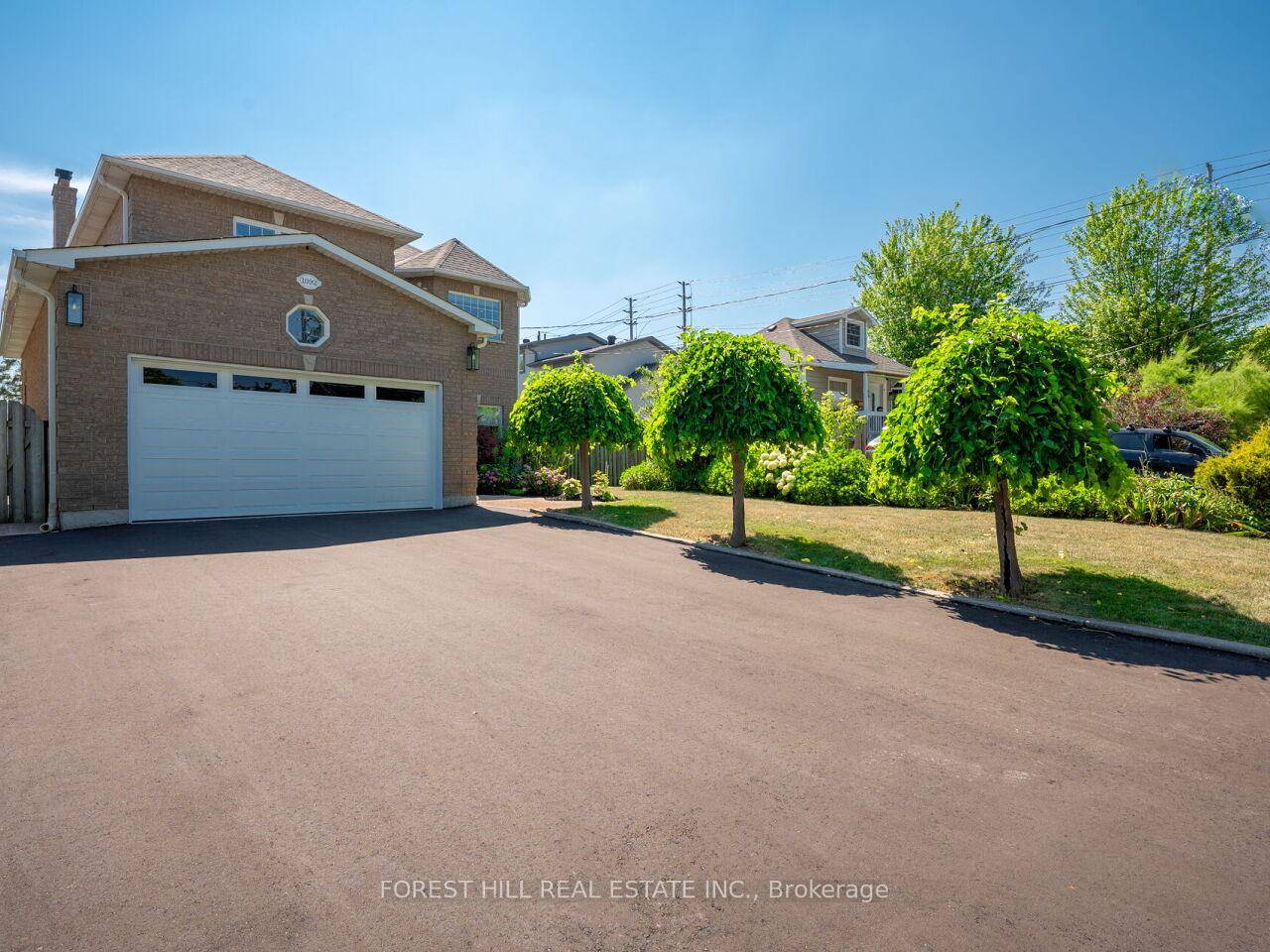 Bright, Luxurious and Fully Renovated Lakeview Gem !