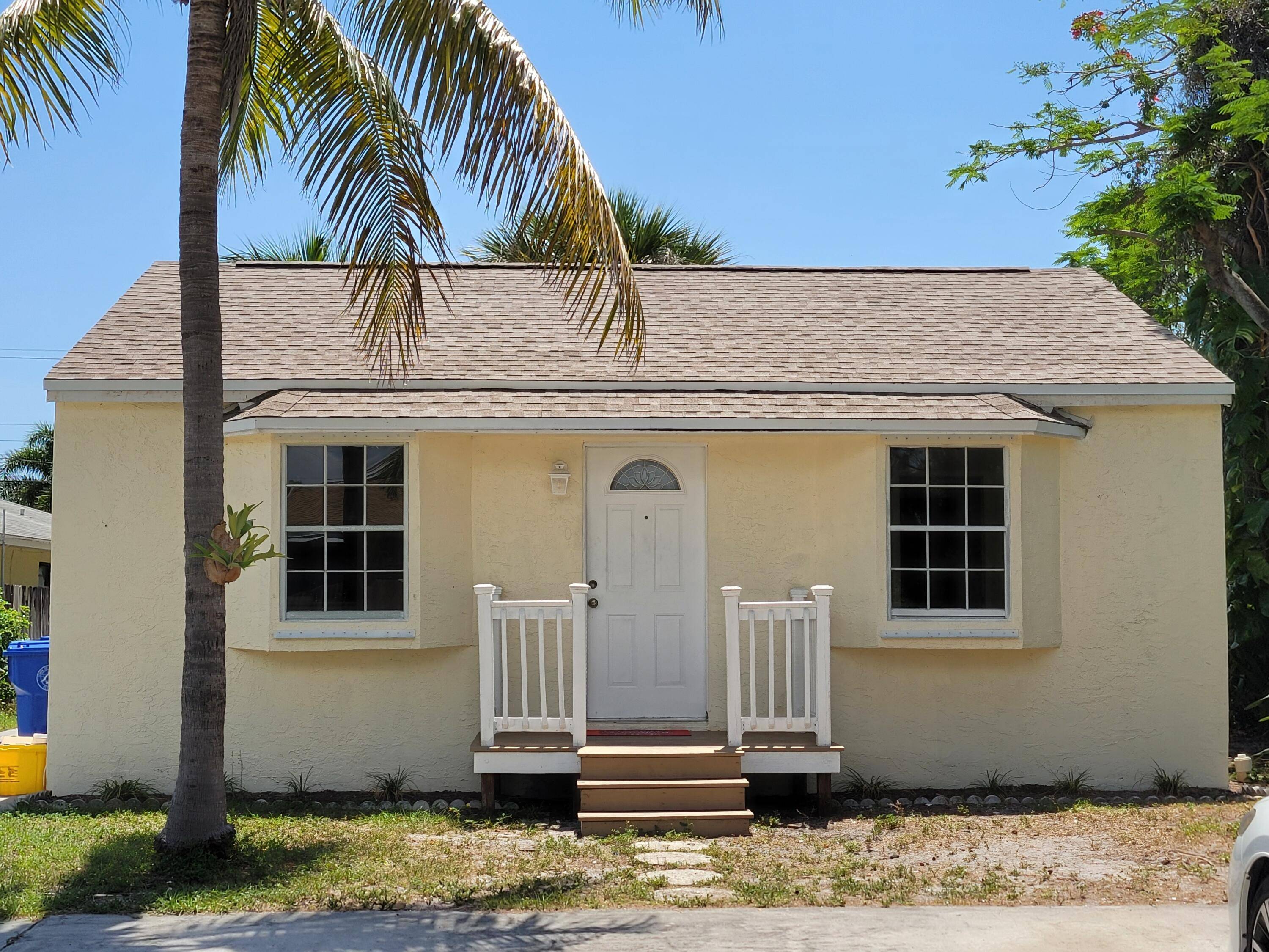 East Lantana, close to Old Key Lime House, beach, shopping.