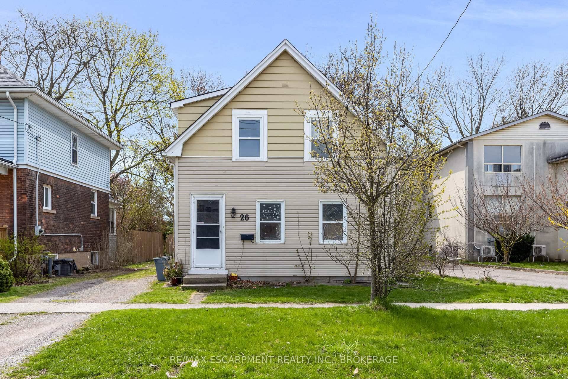 Check out this beautifully renovated upper floor unit with 2 bedrooms and 1 bathroom, just minutes from downtown St.