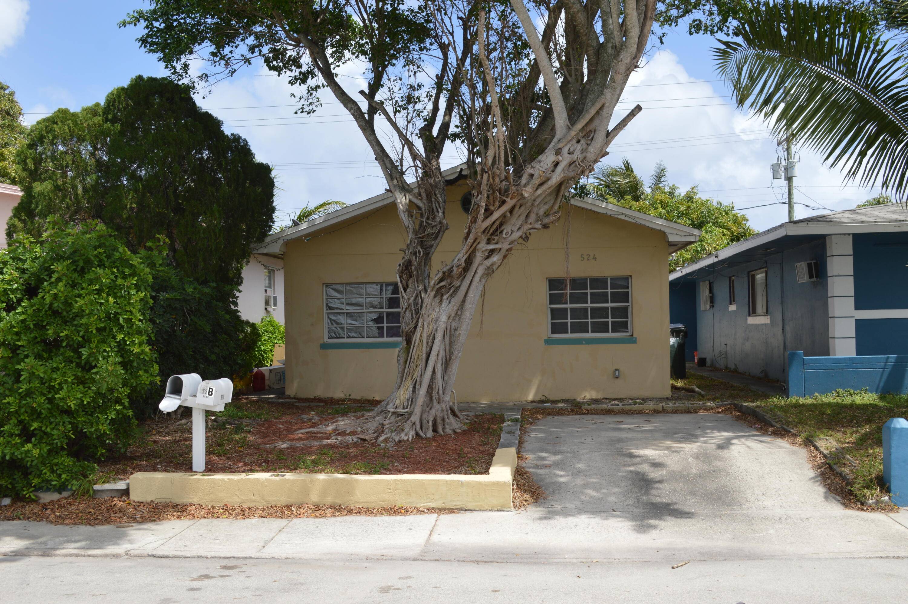 GREAT DUPLEX IN LAKE WORTH, UNIT 1 IS A 3 BEDROOM, 2 BATH.