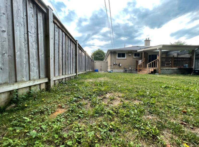 3 bedroom 1 bathroom in Aurora available Oct 1st.
