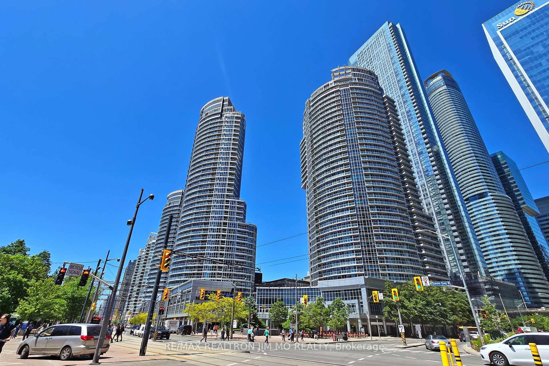 Incredible Lakeviews. Bright 1 Bedroom, 24Hr Concierge, Exercise Room, In Outdoor Pool, Sauna, Steam Room, BbqArea, Billiards, Party Room amp ; Guest Suites !