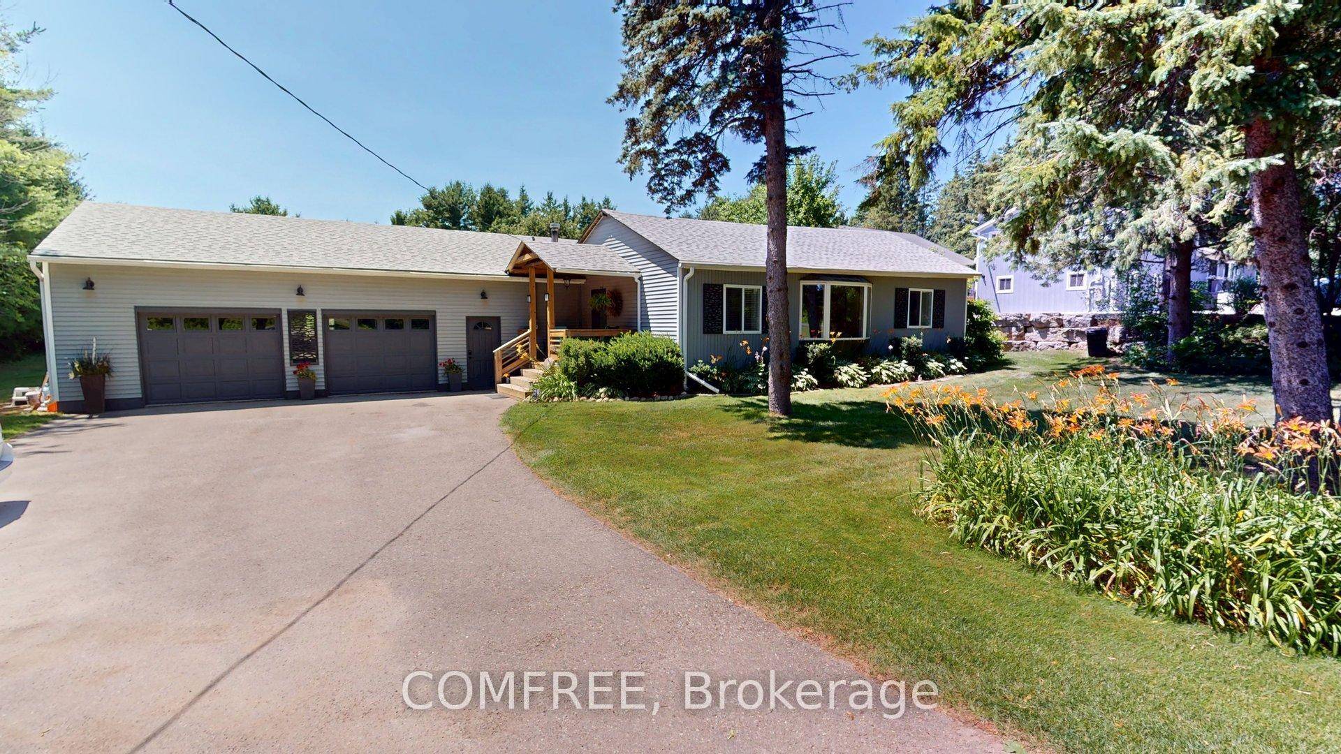 Larger than it looks ! Country home has a big bright Addition at the back with 10 cathedral ceilings !