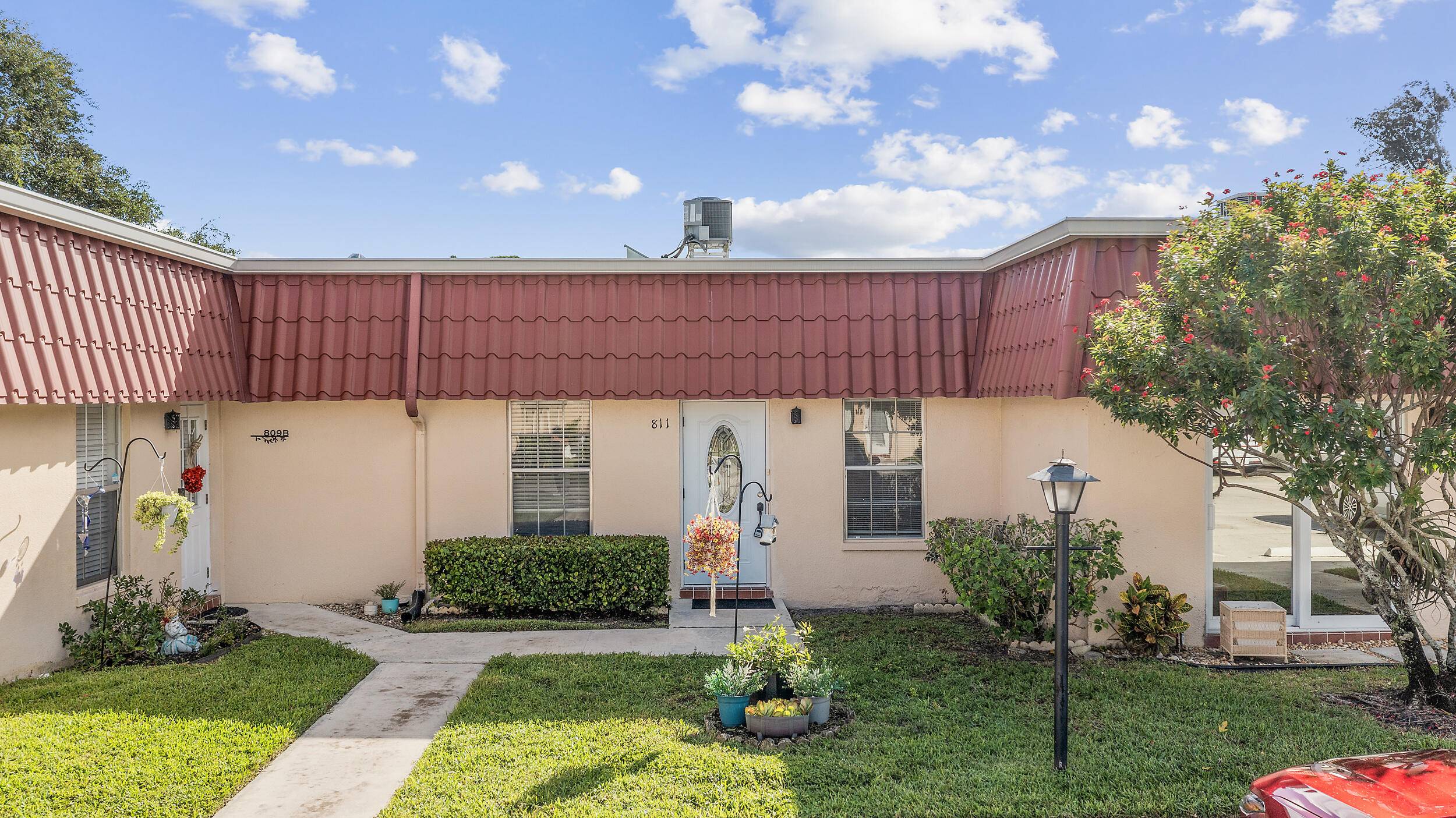 Beautiful 1 bedroom, 1 bath condo located in the desirable 55 community of Covered Bridge in Lake Worth.