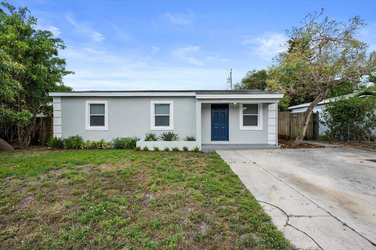 Welcome to this charming 3 bedroom, 1 bath home in the heart of Lake Worth, Florida !