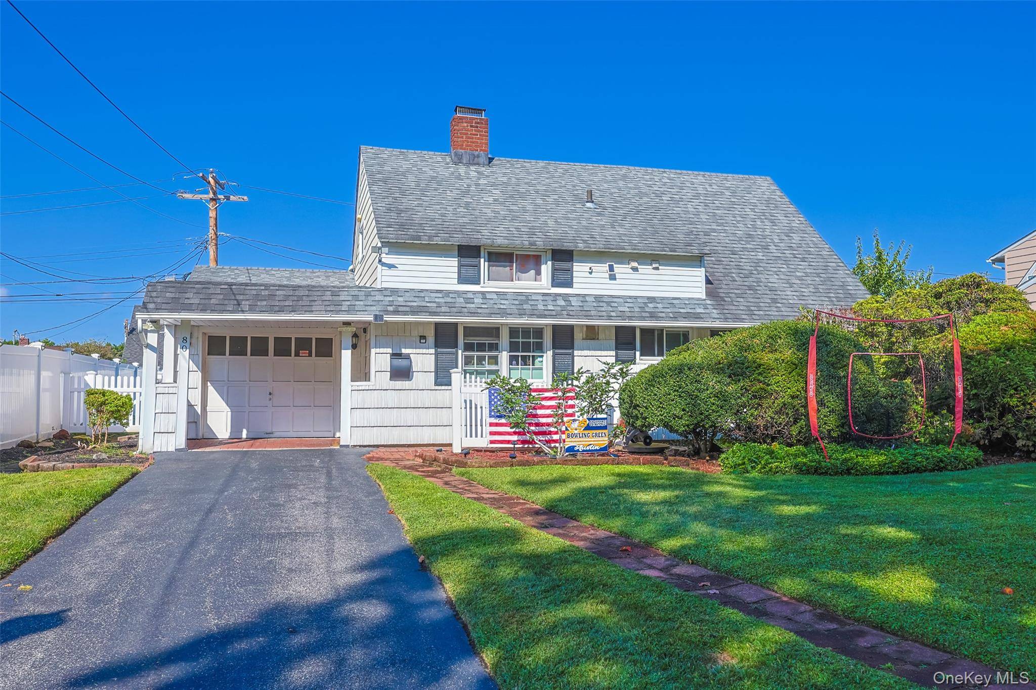 Beautifully fully Renovated Home in Prime Westbury Location !