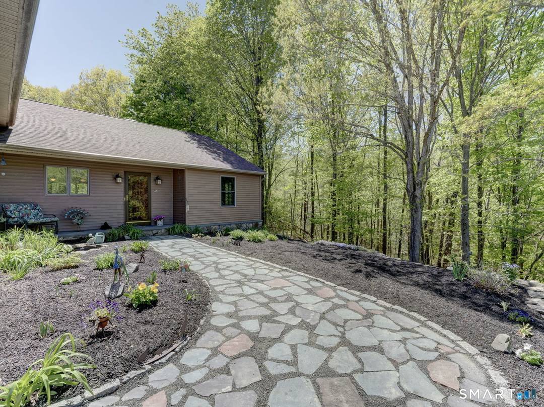 HIGHEST BEST DUE BY 5 pm MONDAY 5 18 123 Round Hill Rd in Middletown is a 3 bedroom, 2 bath ranch set on 6.