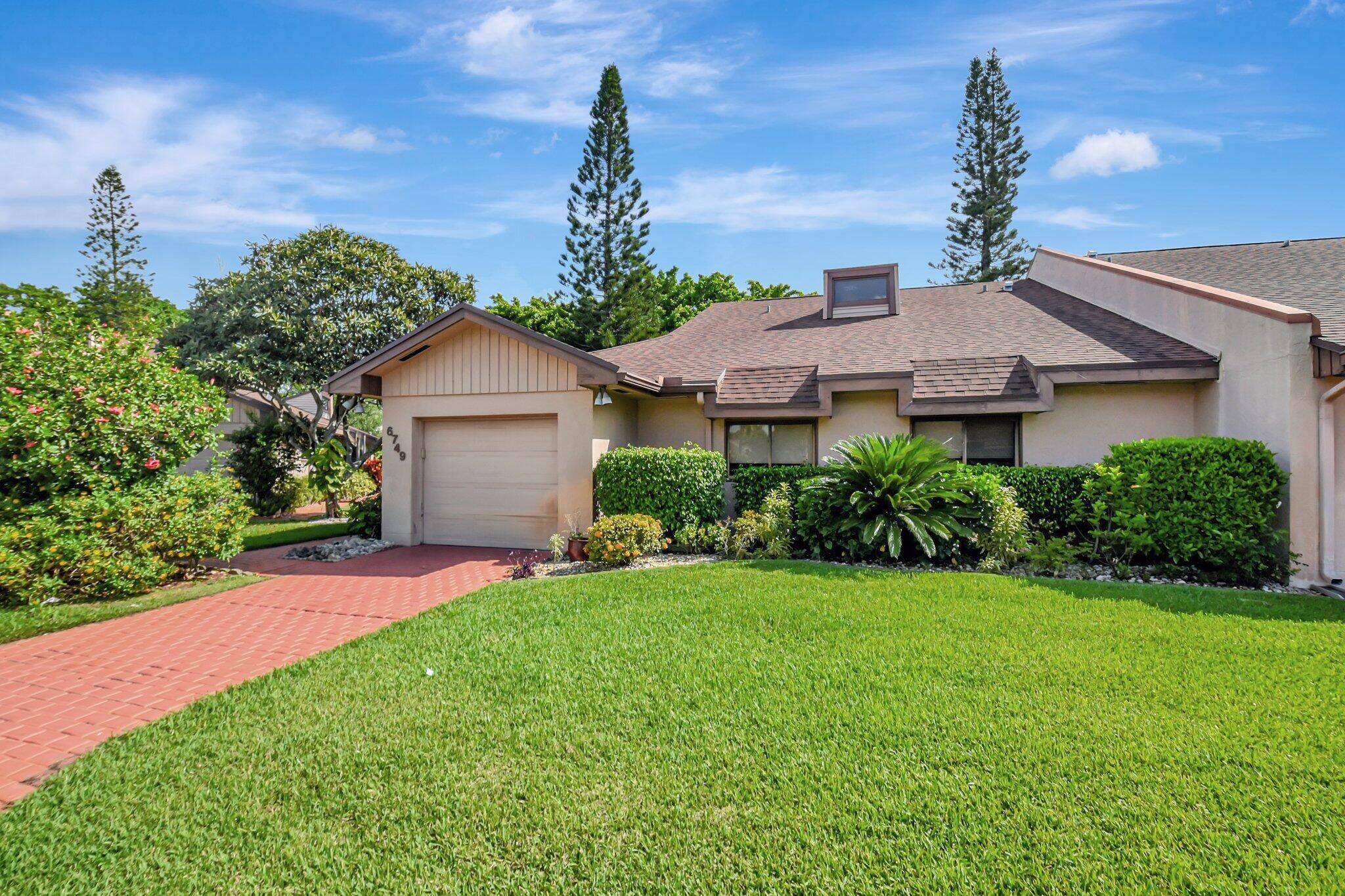 Fabulous 3 2. 5 villa with a 1 car garage coming turnkey.