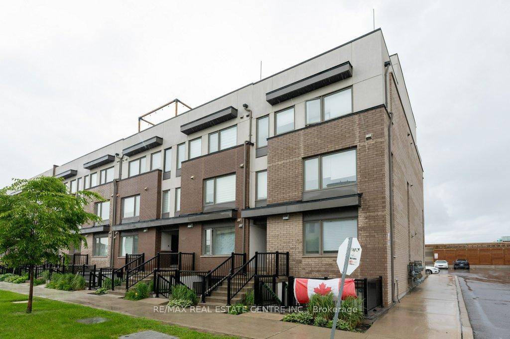 Well maintained Condo Townhouse on ground floor, 2 Bed Den, All On One Level, Corner Unit Feels Like Semi, Upgraded Kitchen with Quartz countertop, beautiful island, Stainless Steel Appliances, Ensuite ...