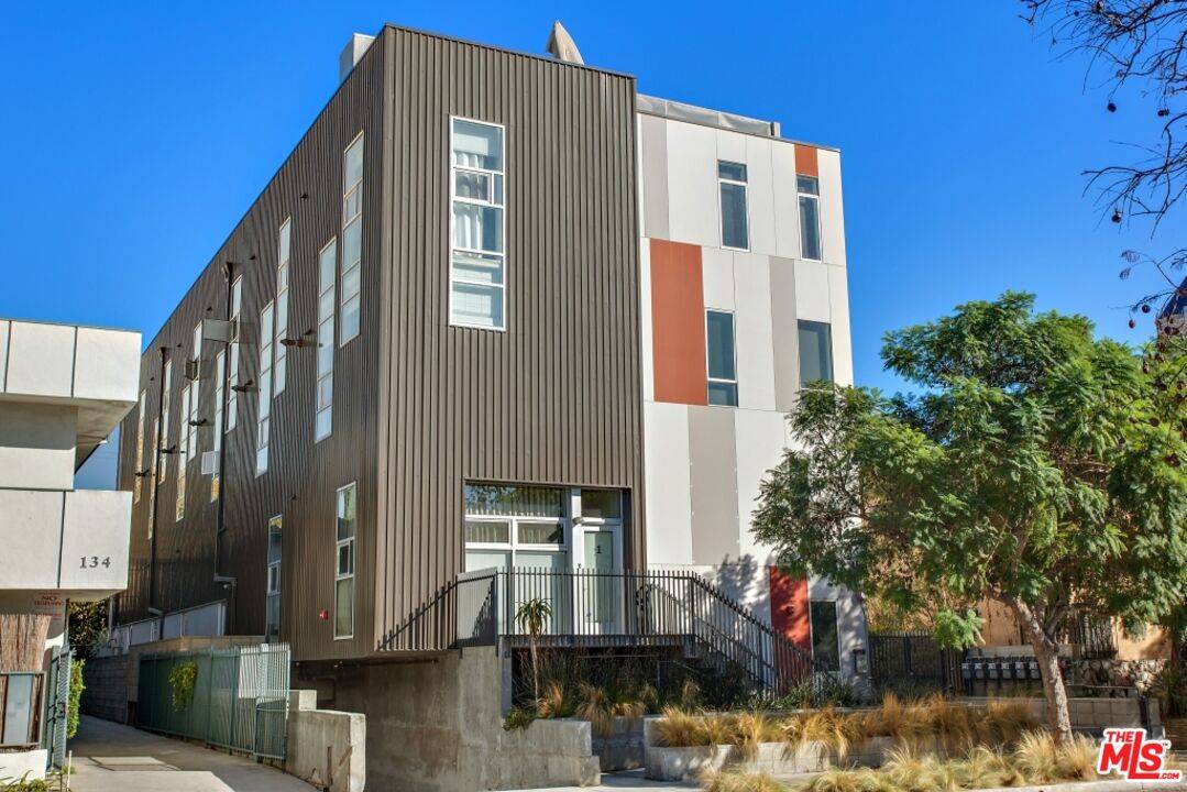 140  S Gramercy Pl 2BR Mid Wilshire La