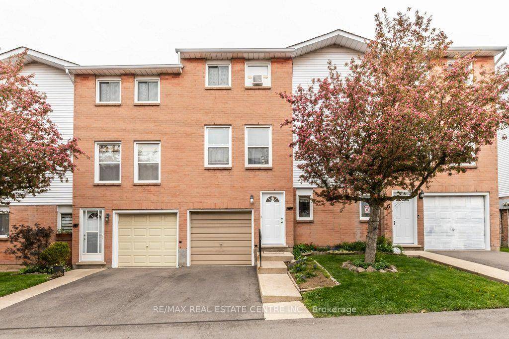 Welcome to this well maintained, spacious townhouse offering a three storey design with 3 bedrooms, 1 1 2 washrooms.