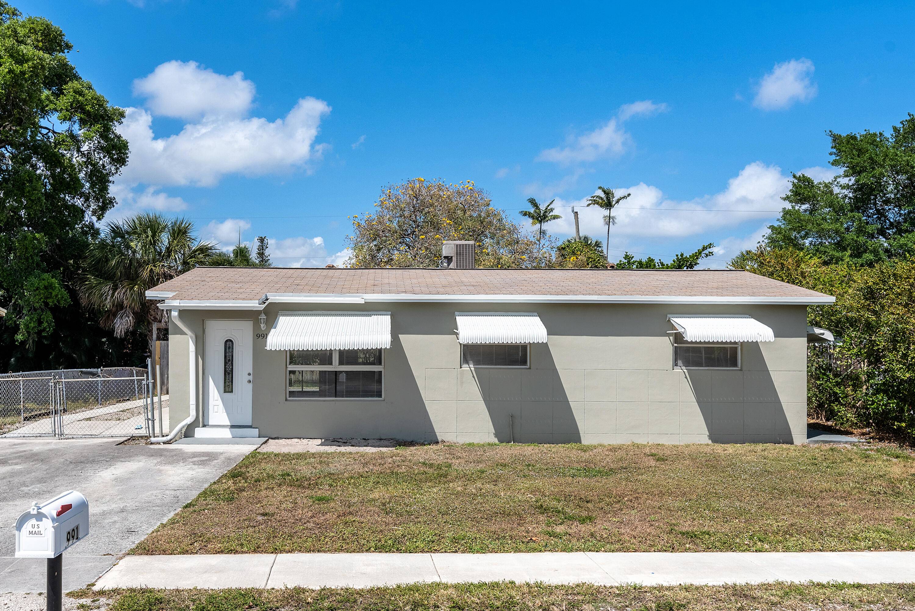 Prime location ! Just minutes from downtown Fort Lauderdale and FLL Airport, this charming 3 bedroom, 2 bathroom home offers comfort and convenience.