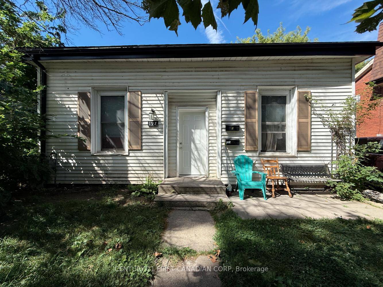 LEGAL amp ; LICENSED Front Back 5 Bedroom DUPLEX in the growing SOHO neighbourhood just minutes from Wortley Village and Downtown London.