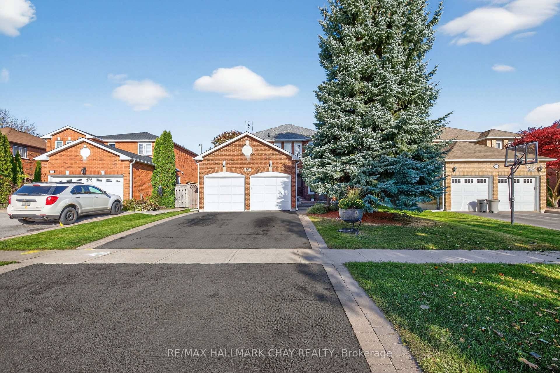 Bright and beautiful family home nestled on a 50' mature lot in Newmarket's sought after London Bristol community !