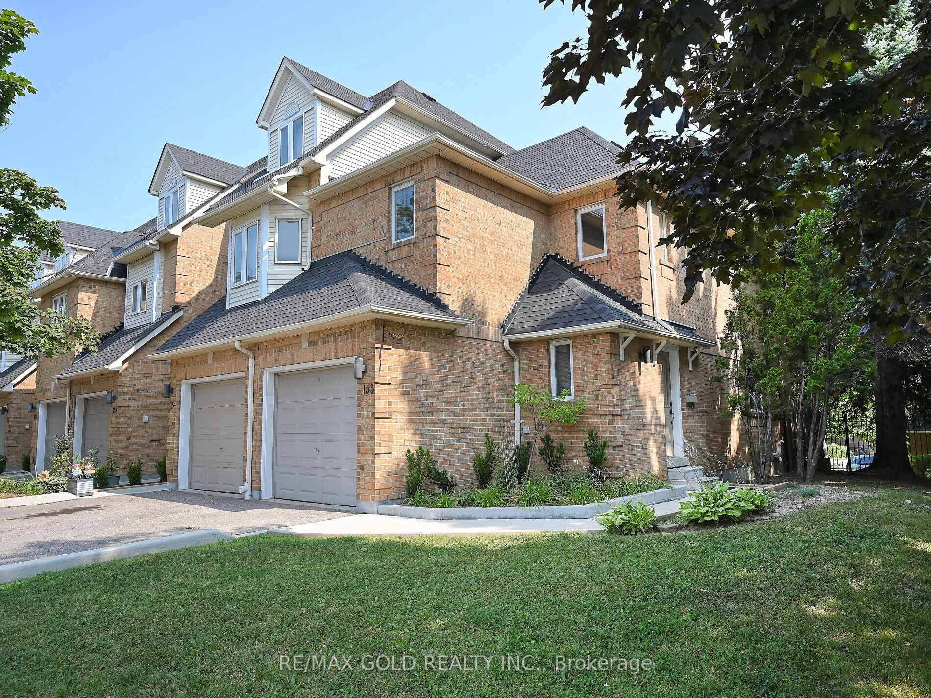 Exceptional Corner Unit in Prime Mississauga Location !