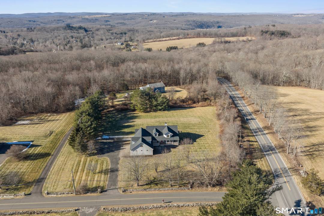 Escape to the country and spend your Spring Summer in Connecticut's spectacular Litchfield County !