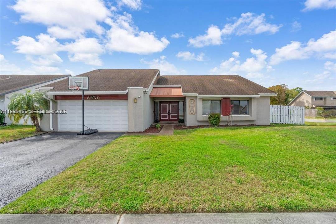 Welcome to this well maintained and inviting property of Lauderhill.