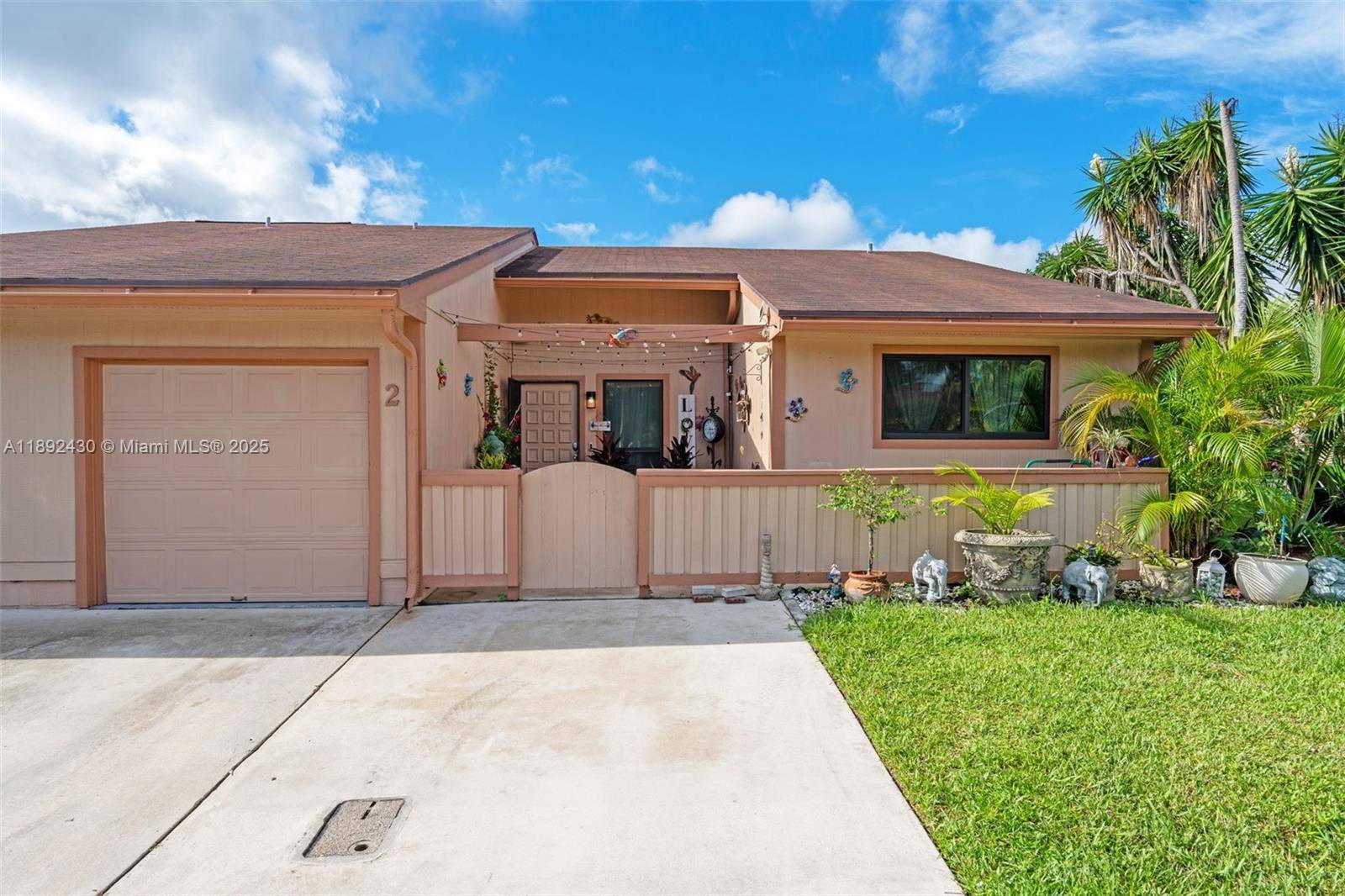 Beautiful Corner Villa in Boynton Beach !