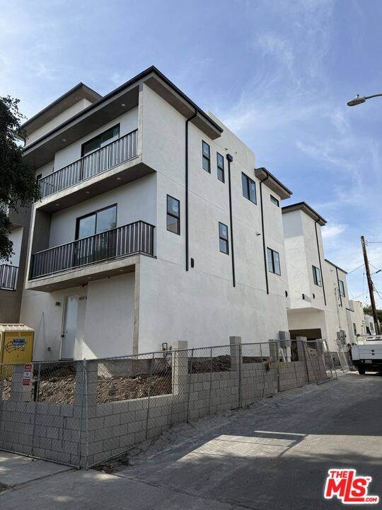 417  N Kenmore 20BR Mid Wilshire La