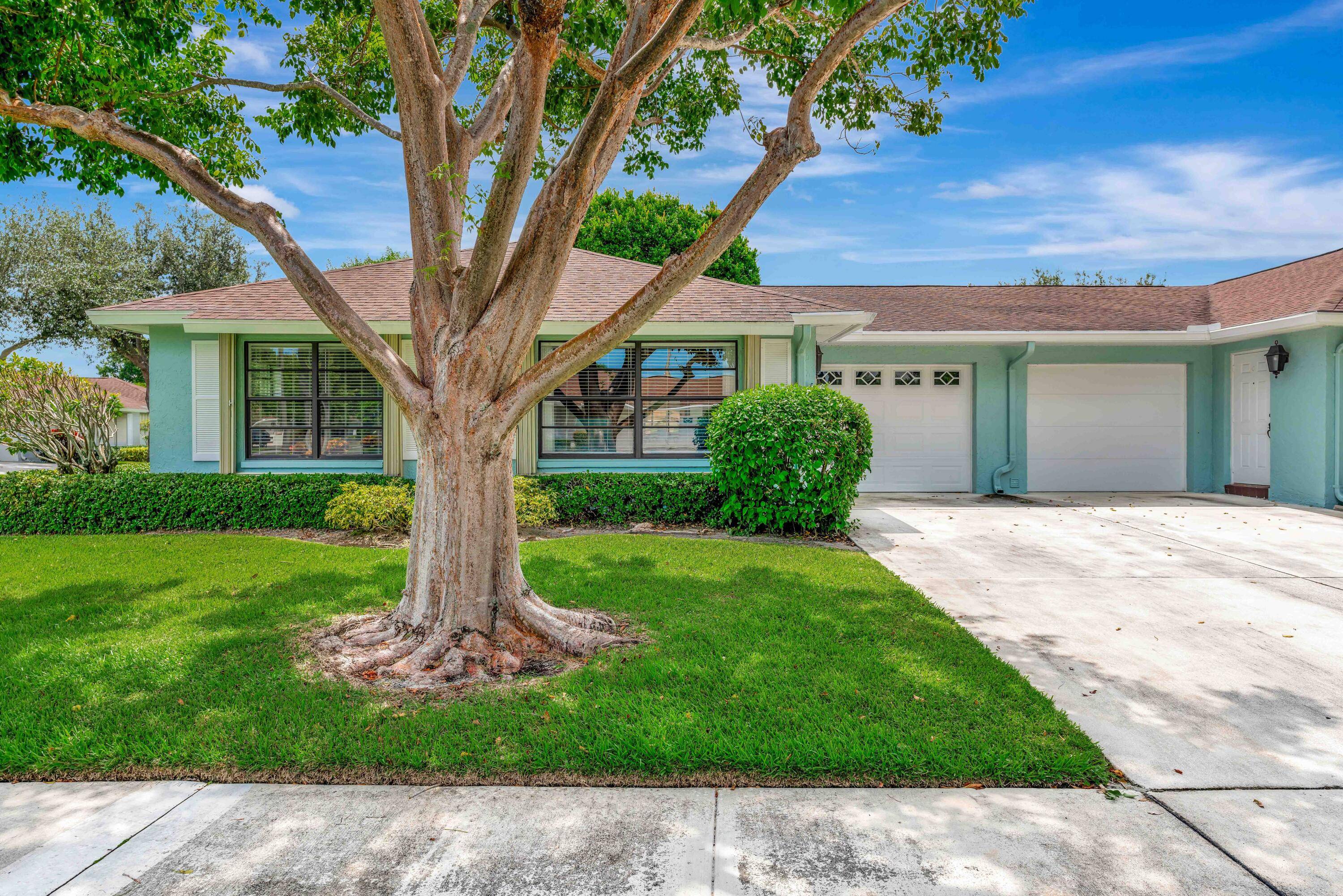 Exquisitely remodeled, 1 level villa in Boynton Beach !