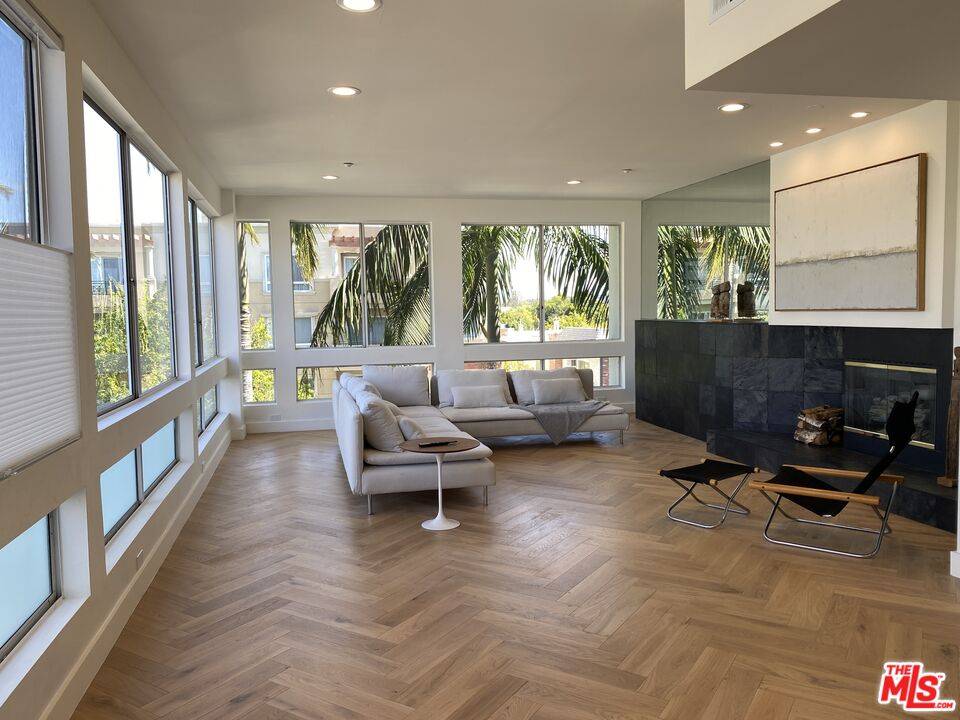 2237  S Bentley Ave 2.0 LA