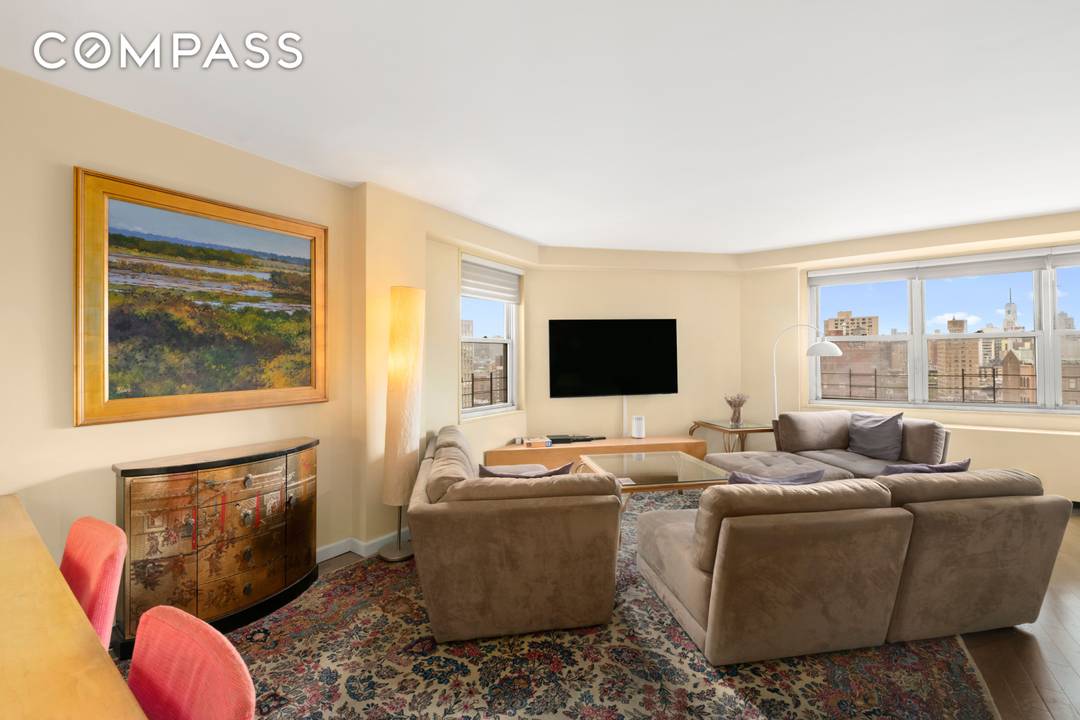 Sweeping skyline views with exposures to the east and south Enjoy open sky vistas stretching all the way to One World Trade Center from your living room.