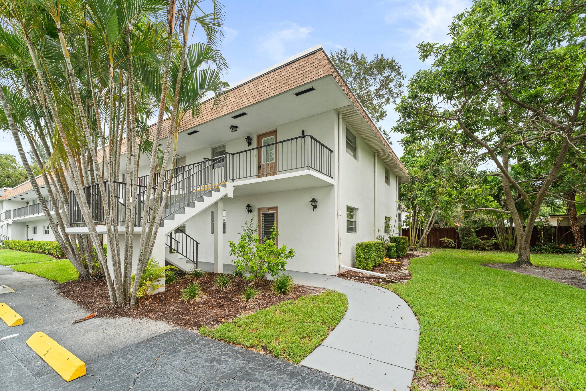 This charming 1 bedroom, 1 bath second floor condo is in an ideal location.