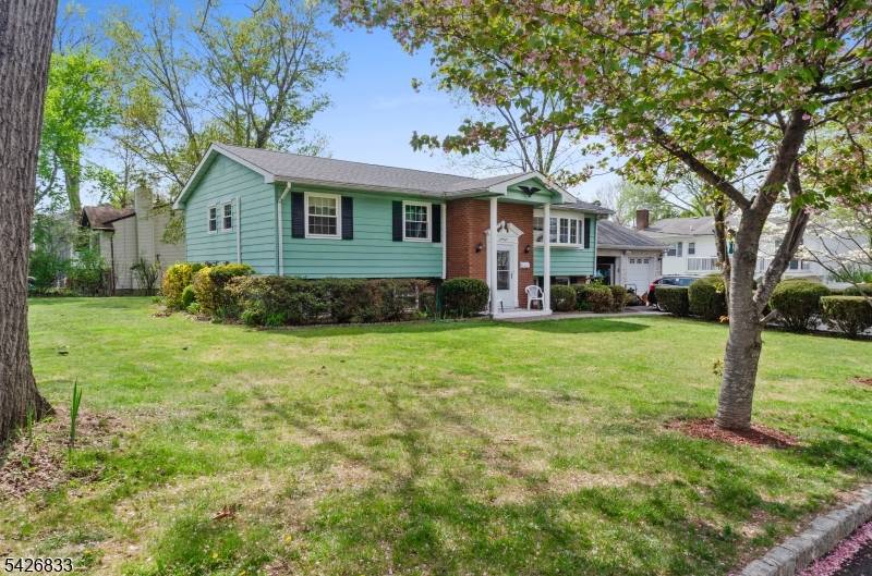 Welcome to 41 Cooper Ave in desirable Roseland !