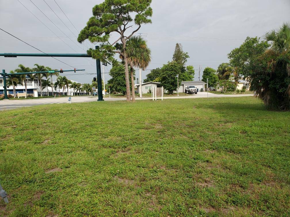 Residential lot located in Stuart close to shopping, dining, schools and parks.