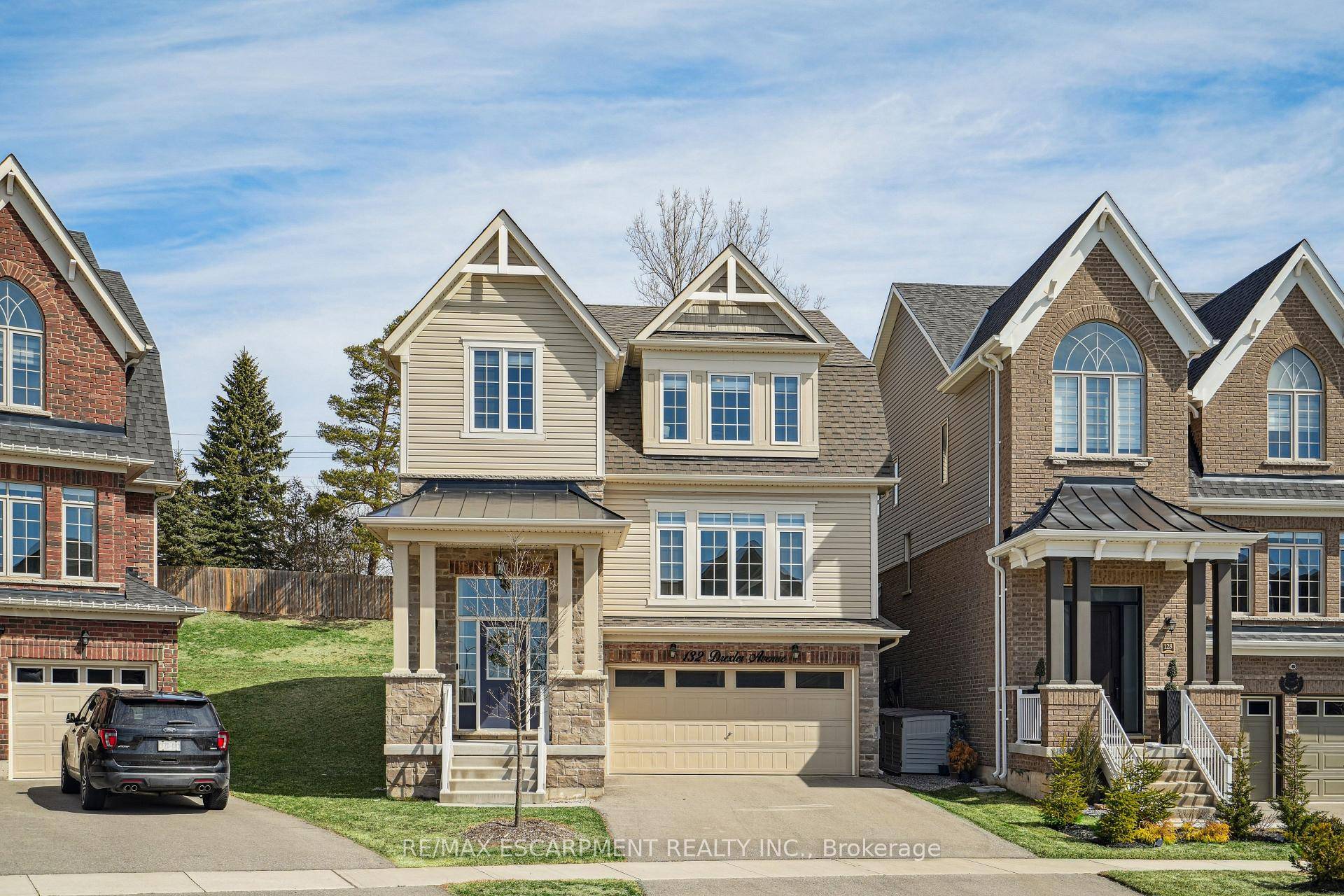 UPGRADES GALORE ! 4 STUNNING BEDROOMS !