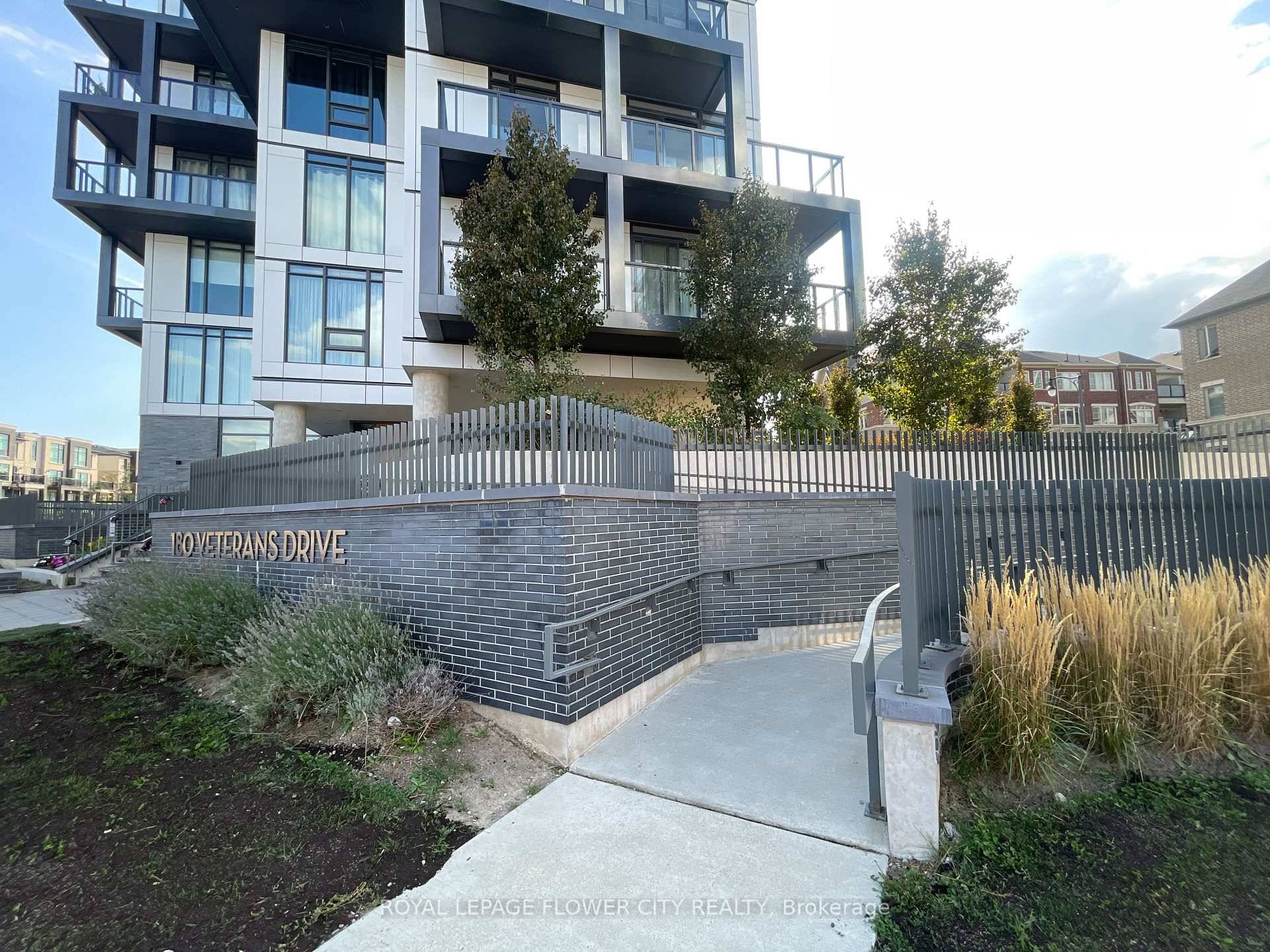 Stunning 3 Bedroom Corner Unit in Prime Location !