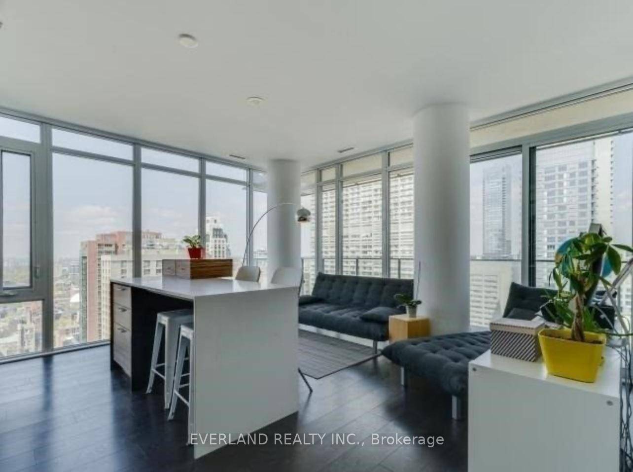 Bright amp ; Beautiful Corner 1 Bedroom Unit Located Steps From U Of T And Yorkville In The Sought After Nicholas Residence.