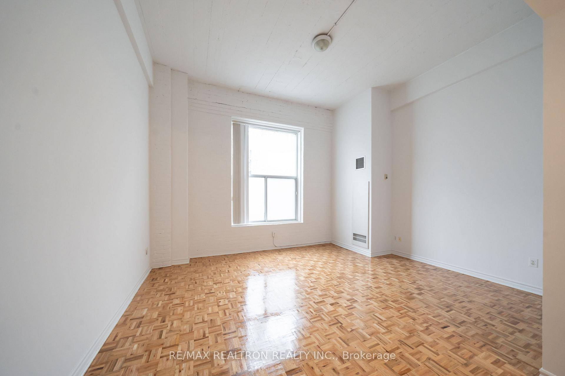 This is a Large Bachelor suite.