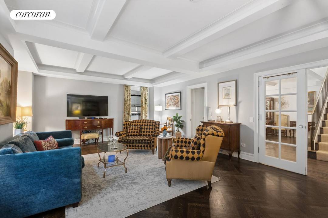 Welcome to this stunning, turn key ready combination unit.