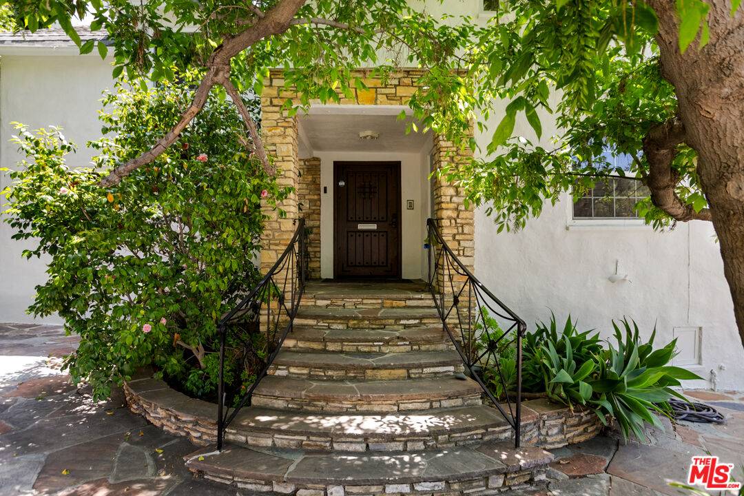 6438   Ivarene Ave 3.0 Hollywood Hills East LA
